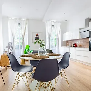 https://grand-appartement-au-coeur-du-centre-historique.midi-pyreneeshotels.com
